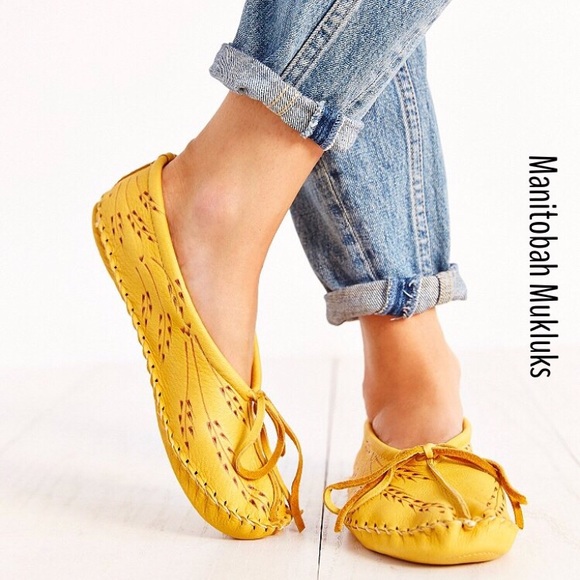 Manitobah deerskin moccasin Clearance